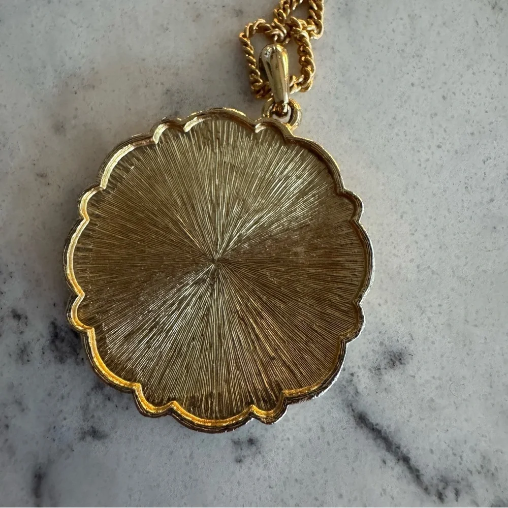 Vintage gold-tone engraved floral design Elegant Pendant Necklace - 12K